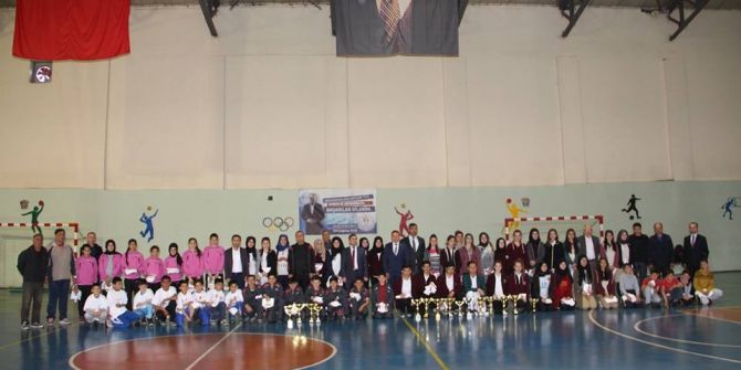 Genç Sporculara Kitap Ve Tişört Dağıtıldı