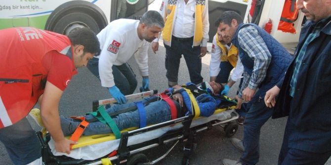 Otomobiline Çarpan Bisikletliyi Kardeşi Zannetti, Dakikalarca Başında Bekledi