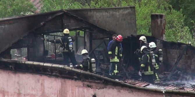 3 Katlı Binanın Çatısı Küle Döndü