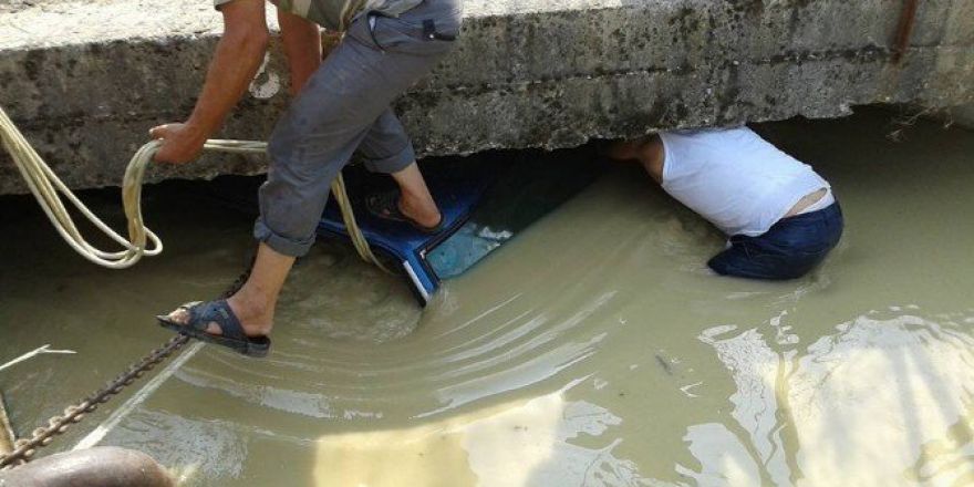 Kanala Düşen Aracı Vatandaşlar Böyle Kurtardı