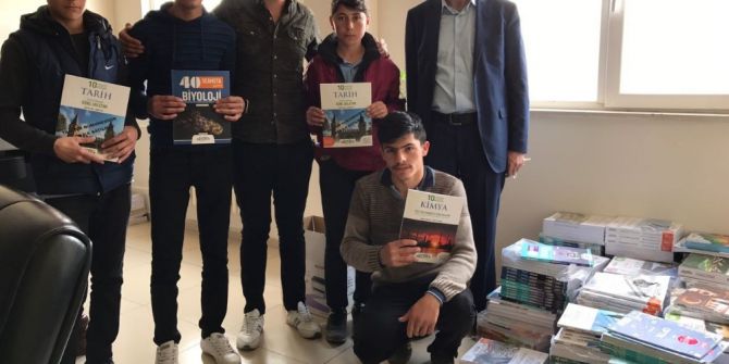 Kitap Satarak Öğrencilere Kitap Alıyorlar