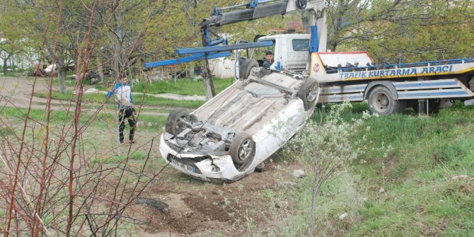 Tokat’ta Otomobil Tarlaya Uçtu: 1 Yaralı
