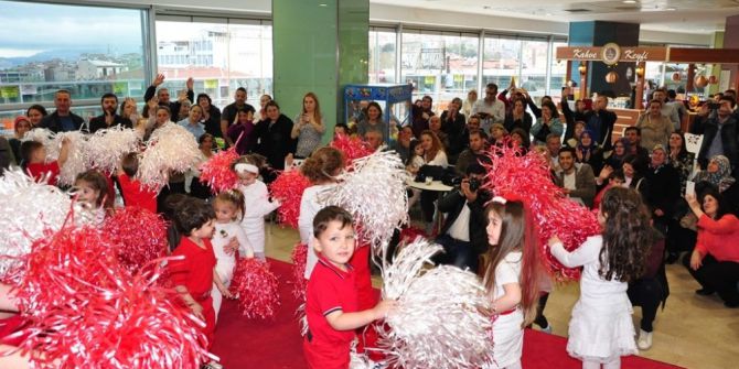 Kreş Öğrencilerinin 23 Nisan Gösterisi