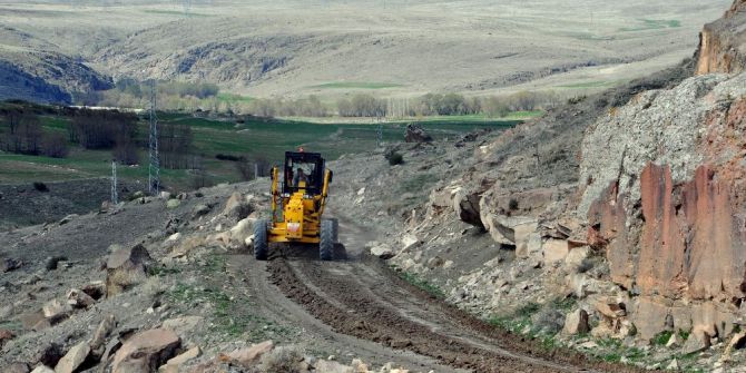 Yol Ve Metruk Ev Temizliği Çalışmaları Tüm Hızıyla Devam Ediyor