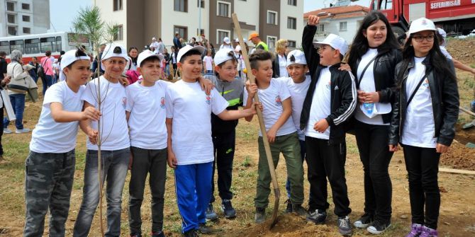 Ünlü Yönetmen Çağan Irmak Seferihisar’da Miniklerle Ağaç Dikti