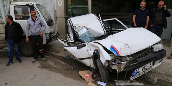 Freni Boşalan Kamyonet Park Halindeki Araçlara Çarptı