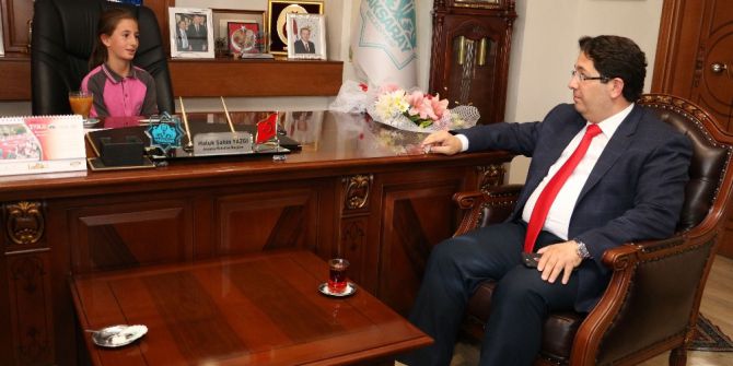 Başkan Yazgı Koltuğunu Öğrencilere Bıraktı