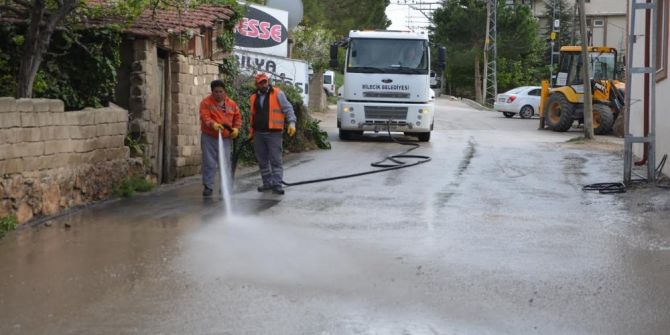 Bilecik Belediyesi Ekipleri Cadde Ve Sokakları Temizlenerek Yıkanıyor