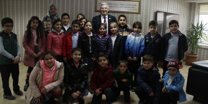 İlkokul Öğrencileri Başkanvekili Özak’ı Ziyaret Etti
