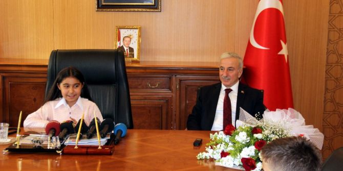 Vali Koltuğuna Oturdu, Giriş-çıkış Saatlerini Değiştireceğini Söyledi