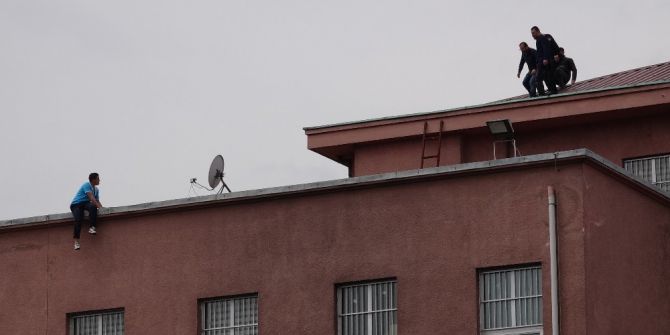 İntihar Etmek İçin Hastane Çatısına Çıkan Genci Polis Ve Hastane Çalışanları İkna Etti