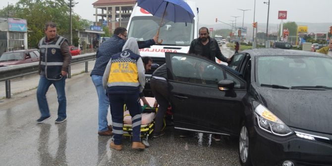 Kırmızı Işıkta Duran Araca Çarptı: 2 Yaralı