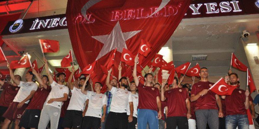 Bordo Beyazlılar Demokrasi Nöbetinde