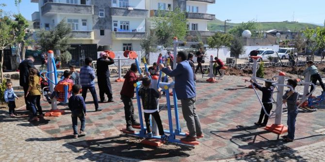 Cizreli Çocuklar Belediye Tarafından Yapılan Oyun Alanında Doyasıya Eğleniyor