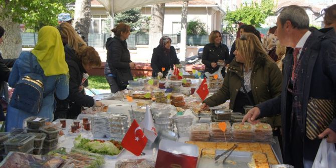 Polis Eşlerinden Yardım Kermesi
