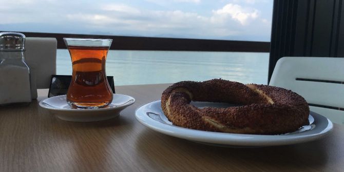 Körfez Manzarasında Çay-simit 1 Lira