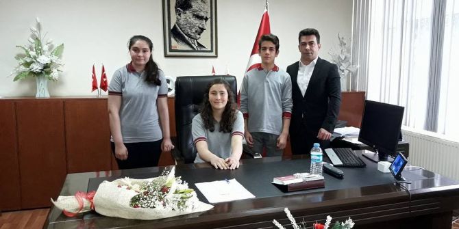 Minik Kaymakamın İlk İşi Okullar Hakkında Bilgi Almak Oldu