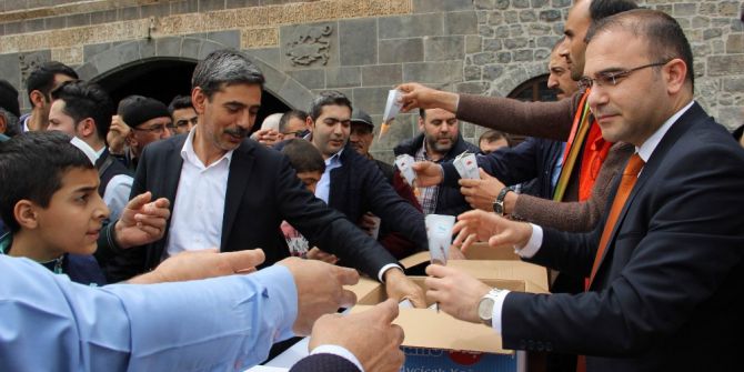 Vatandaşlara Kandil Lokumu Ve Şekeri Dağıtıldı