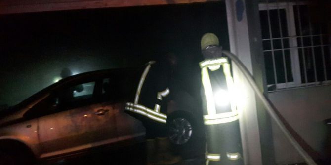 İşyerinde Çıkan Yangında 4 Lüks Otomobil Kullanılamaz Hale Geldi