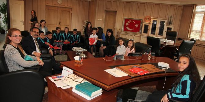 Çocuklar Gaün Rektörü Gür’ün Koltuğunda