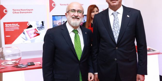 Ekonomi Bakanı Nihat Zeybekci, Vodafone Standını Ziyaret Etti