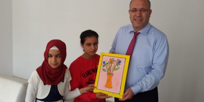 Görme Engelli Öğrenciler Kaymakam Dursun’a Resim Hediye Etti