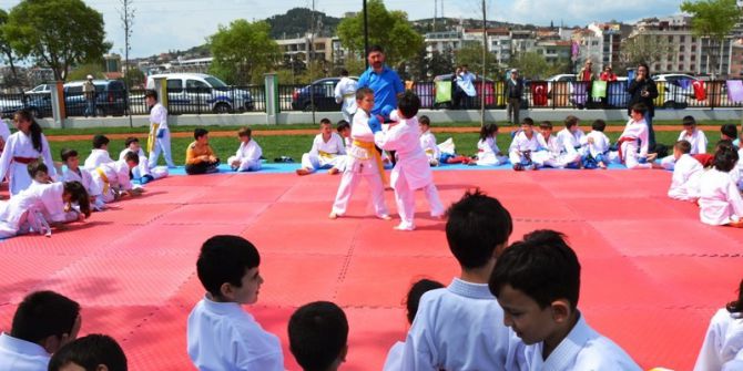2. Biga Çocuk Olimpiyatlarında Karateciler Yoğun İlgi Gördü