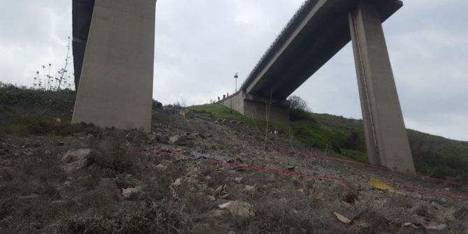 Çimento Yüklü Tır Viyadükten Uçtu: 1 Ölü