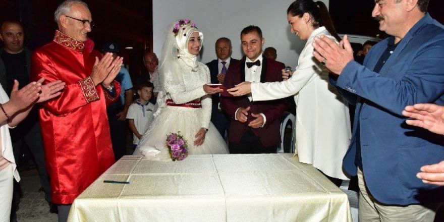 Başkan Yılmaz Demokrasi Nöbetinde Nikah Kıydı