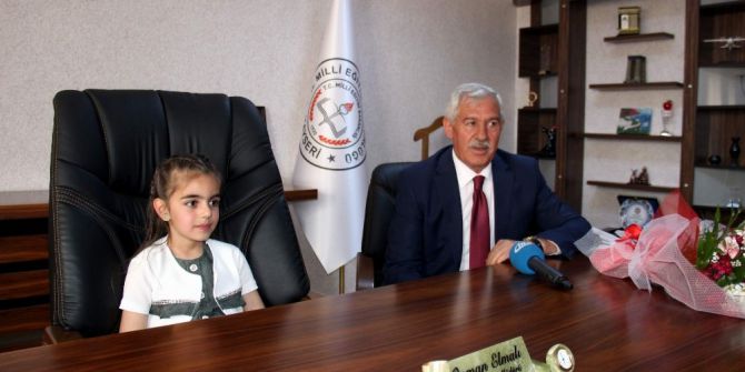 3. Sınıf Öğrencisi Tosun, Müdür Elmalı’nın Koltuğuna Oturdu
