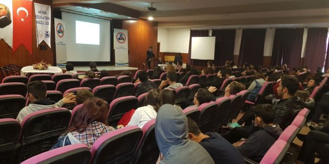 Öğrencileri, ’Tüketicinin Korunması Hakkında Kanun’ İle İlgili Sunum