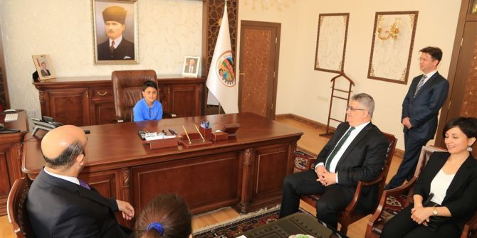 Vali Pekmez Valilik Makamını Çocuklara Devretti