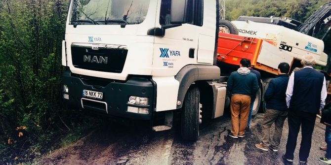 Şarampole Kayan Tır, Yolu Ulaşıma Kapattı