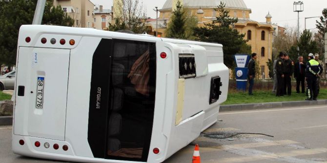 Sivas’ta Askeri Midibüs Devrildi