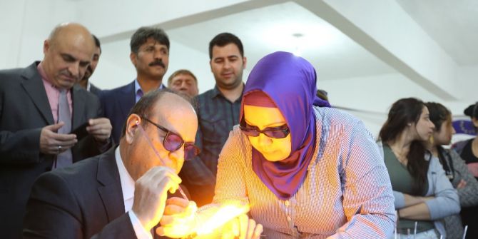 Başkan Özakcan, Ilıcabaşı Mahallesi’nde Mandrel Boncuk Tezgahının Başına Geçti