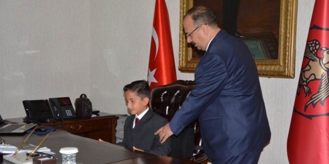 Vali Canbolat, Koltuğunu İlkokul Öğrencisine Devretti