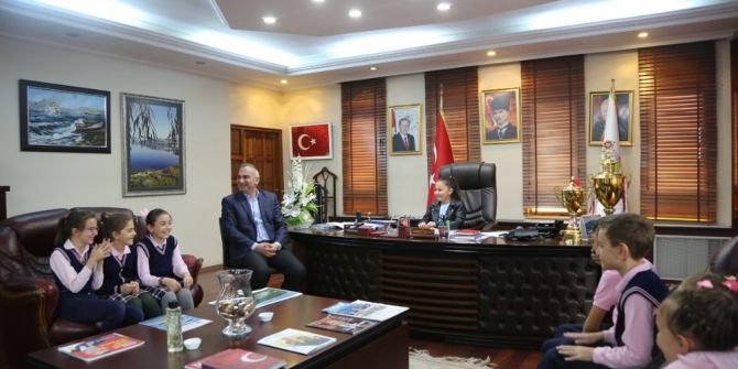 Başkan Yılmazer Koltuğunu Öğrenciye Devretti