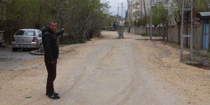 Yolları Bozuk Olan Mahalle Sakinlerinden Asfalt Yol Talebi