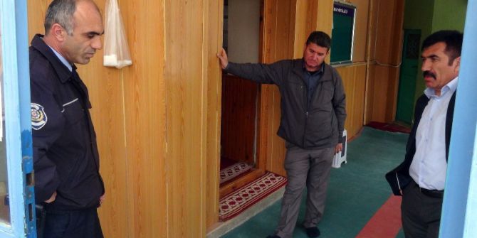 Camiden Ayakkabı Çalan Hırsız Kendi Ayakkabısını Vatandaşa Bıraktı