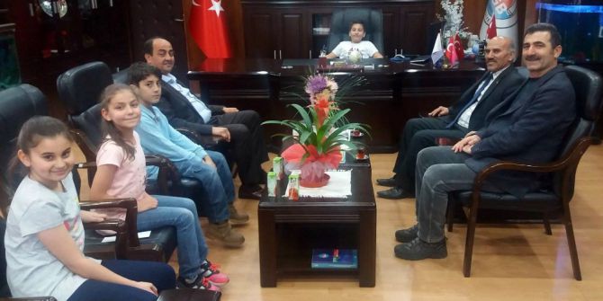 Demirtaş’ın Başkanlık Koltuğuna 4 Öğrenci Oturdu