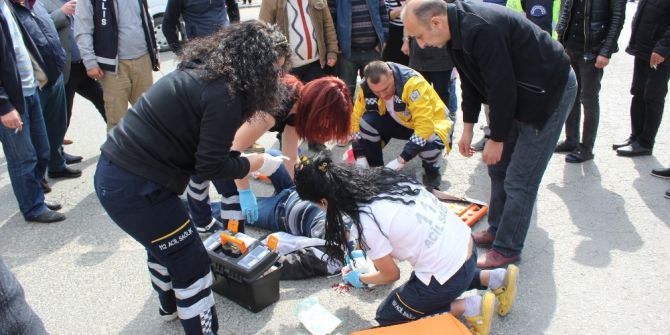 Minibüsle Motosiklet Çarpıştı: 1 Yaralı