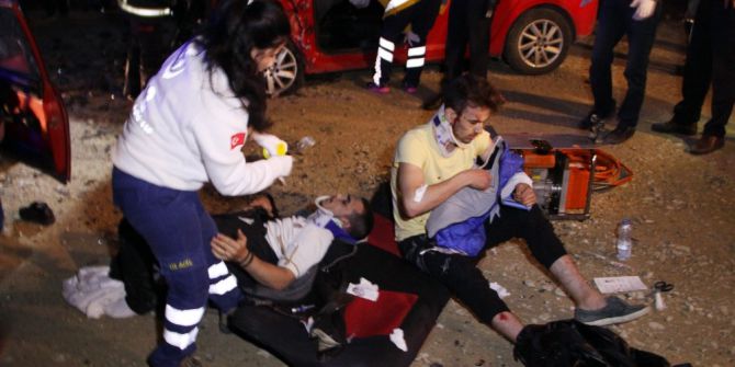 İki Otomobil Kafa Kafaya Çarpıştı: 7 Yaralı