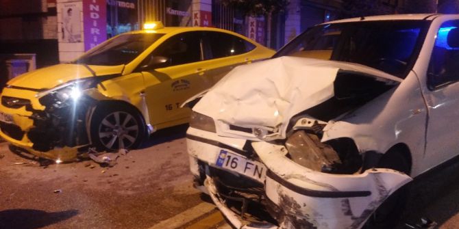 Kontrolden Çıkan Araç 2 Ticari Taksiye Çarptı: 3 Kişi Yaralandı.