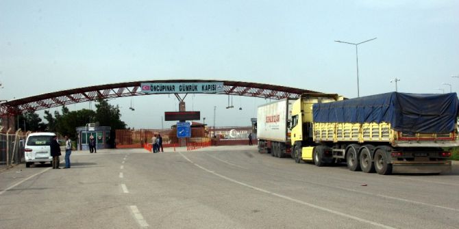 Tır Şoförleri, Yüklerini Azez İlçesine Götürmek İstiyor