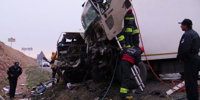 Kamyonlar Kafa Kafaya Çarpıştı: 1 Ölü, 1 Yaralı