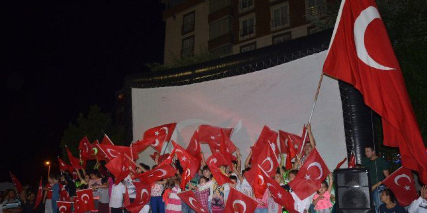 Uğur Arslan Şiirlerini Bozüyüklü Demokrasi Nöbetçileri İçin Okudu