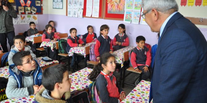 Kars Belediye Başkanından Çocuklara 23 Nisan Ziyareti