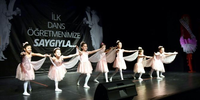 23 Nisan’a Özel Dans Gösterisi