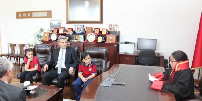 Denizli Cumhuriyet Başsavcısı Makamını Sembolik Olarak Çocuklara Teslim Etti