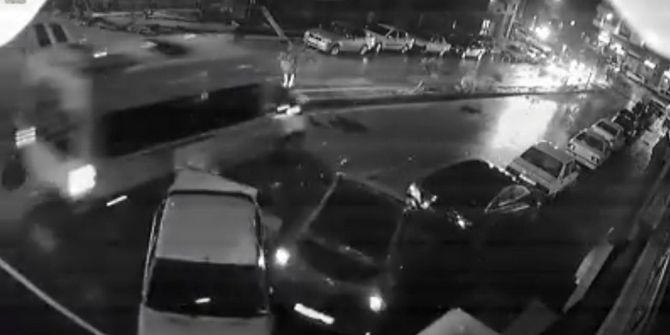 Refüjdeki Ağaçları Yıktı, 5 Aracı Hurdaya Çevirdi